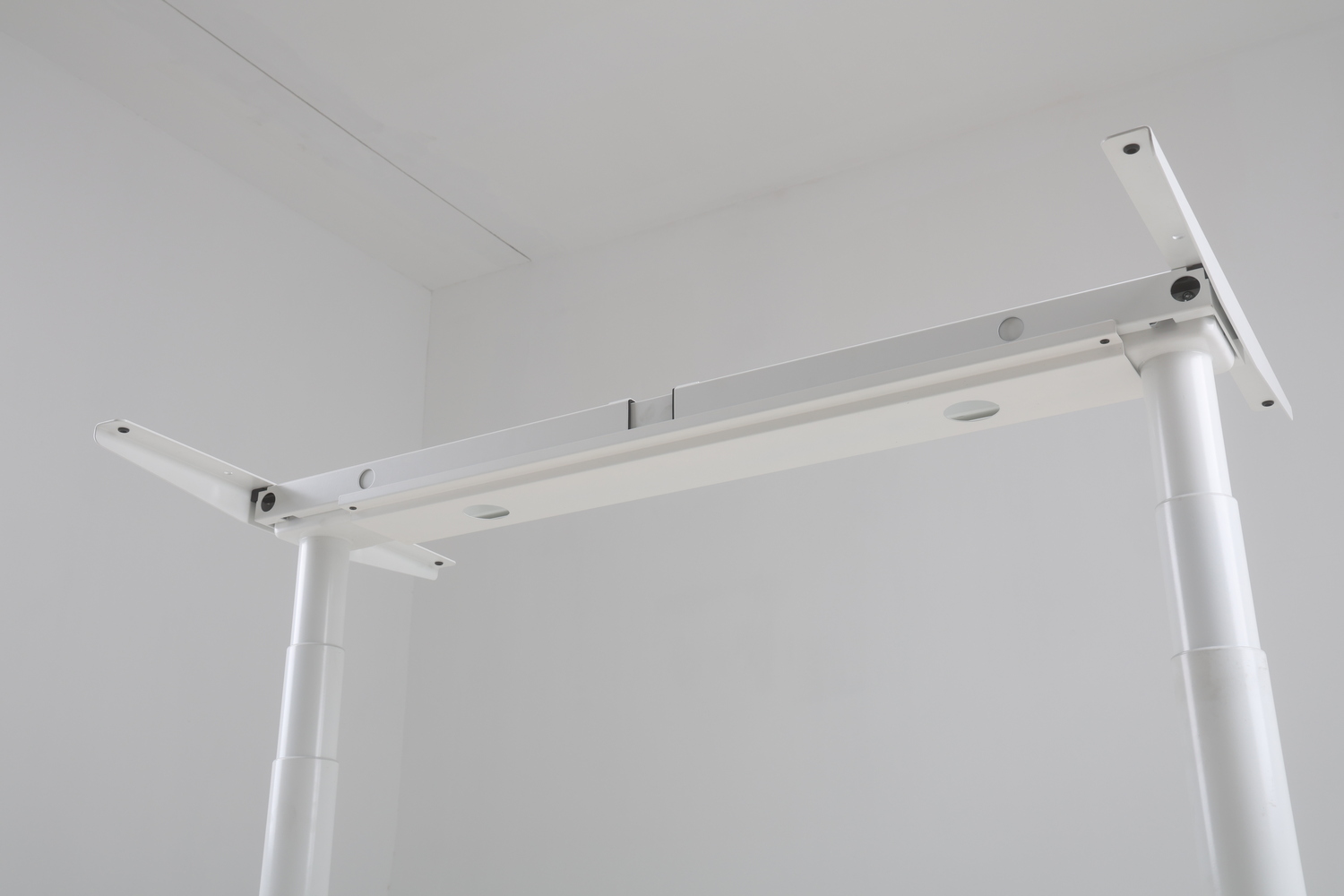 Auf dem h&ouml;henverstellbaren Schreibtisch ist die Kabelrinne XC51 installiert. Vollst&auml;ndige Anzeige.